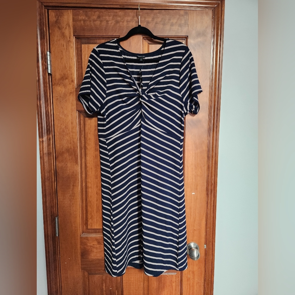 NWOT Torrid Navy and Taupe Ribbed Knit Twist Front Short Sleeve Dress - Size 2 - Picture 2 of 6